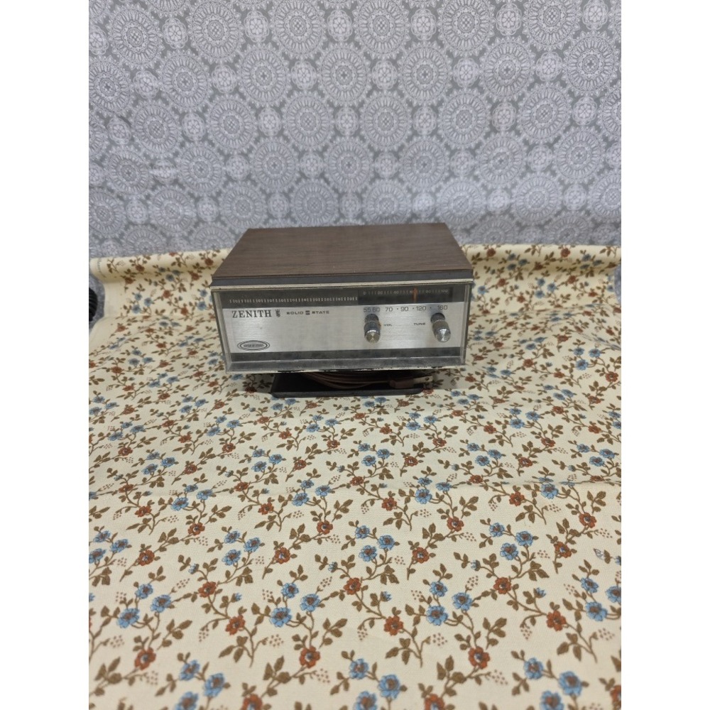 Vintage Zenith Solid State Circle of Sound AM Radio Tabletop Wood Grain